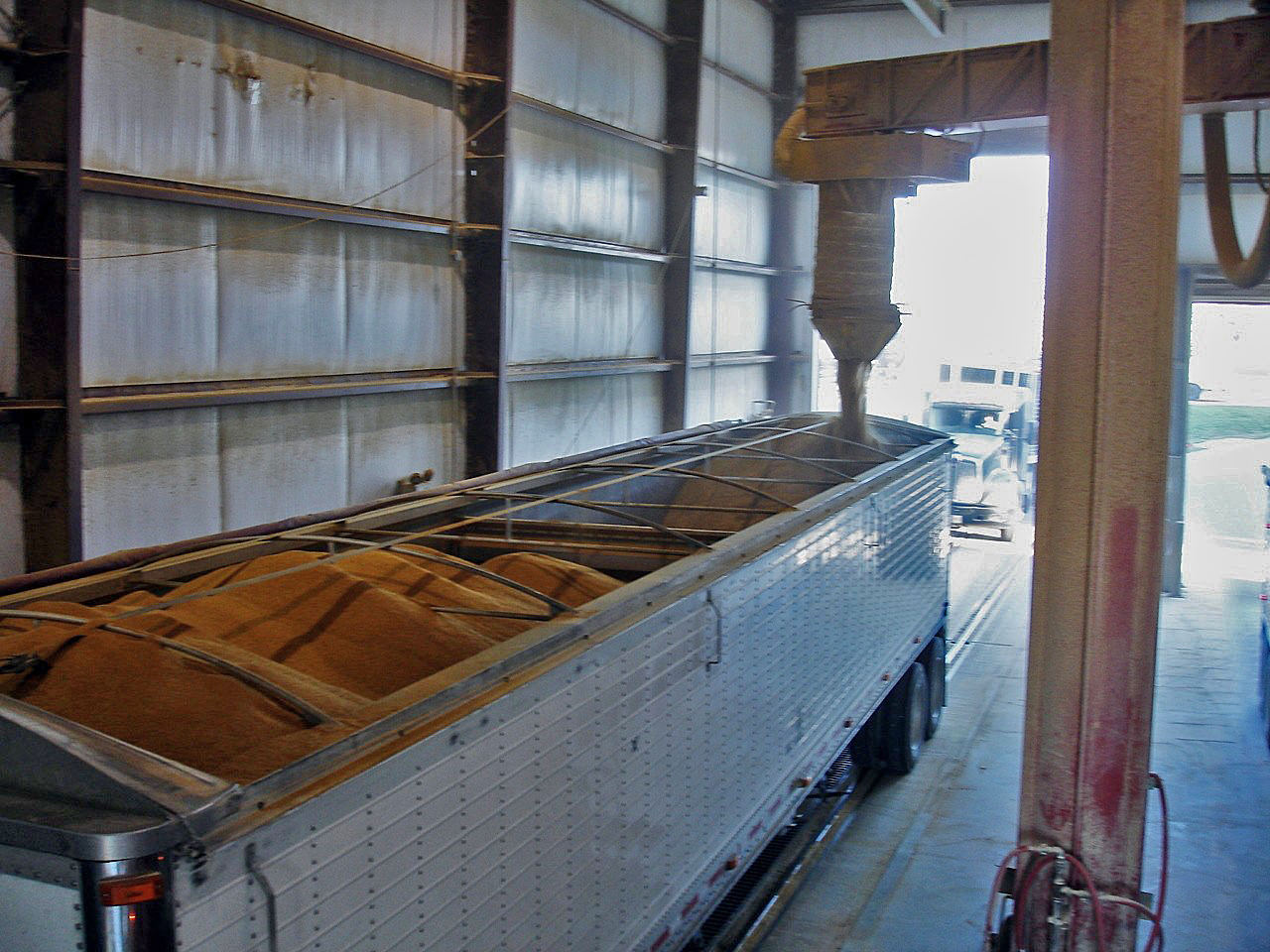 Hopper trailer loading